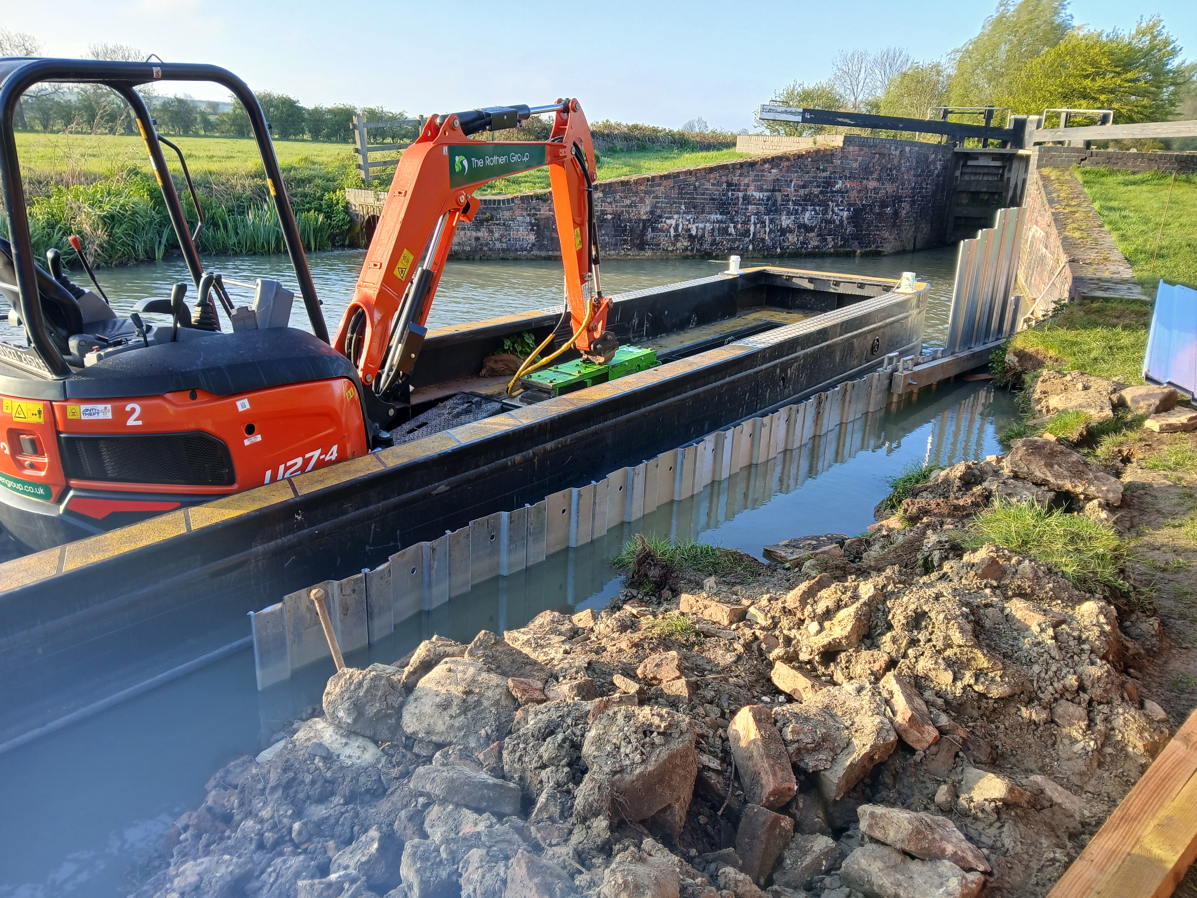 Image for Vital bank repair works are taking place on the Oxford Canal